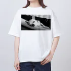 akane_art（茜音工房）のモノクロチワワ（アンニュイ2） オーバーサイズTシャツ