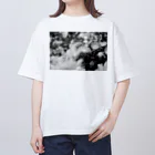 akane_art（茜音工房）のモノクロフラワー（キク） オーバーサイズTシャツ