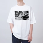 akane_art（茜音工房）のモノクロフラワー（キク） Oversized T-Shirt