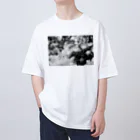akane_art（茜音工房）のモノクロフラワー（キク） オーバーサイズTシャツ