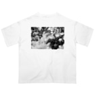 akane_art（茜音工房）のモノクロフラワー（キク） Oversized T-Shirt