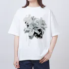 nanaqsaのLily Skull [White] オーバーサイズTシャツ