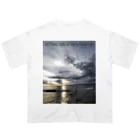 kouji-komatsuの片瀬海岸の夕陽-20221124 オーバーサイズTシャツ