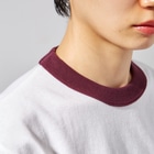 古春一生(Koharu Issey)の桜降る川空へ。 Ringer T-Shirt :rib-knit collar