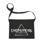 Filmer_Noonの「CHOPSTICKS」横長ロゴ 白文字 サコッシュ