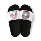 かにぴんくのかわいい女の子 Sandals