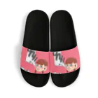 部屋の隅の量産型ちゃんのびっくり女の子 Sandals