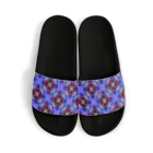 シンプルなグッズ やこ屋の紫の花の幾何学模様 Sandals