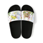 もけけ工房 SUZURI店のお庭のネコと花 Sandals