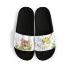 もけけ工房 SUZURI店のお庭のネコと花 Sandals