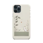 鹿児島のSUZURIアートショップの🍂『鹿児島SUZURIアート iPhoneケース: 秋の一コマ 〜葉っぱ遊びの猫〜』🐱 Smartphone Case