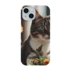 amaneiro___のお花のむこうに何かを見つけた猫 Smartphone Case