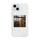 shell_hutの窓から覗く荒廃した建物が立ち並ぶ無人の通り Soft Clear Smartphone Case