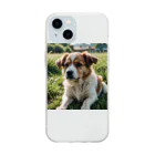 kokin0の草むらで斜めを見つめる犬 dog looking for the anywhere Soft Clear Smartphone Case