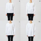 ParodyLifeWearのMIKAZUKIDO白ロゴ スウェットのサイズ別着用イメージ(女性)