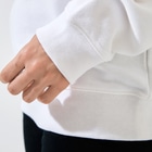 SUIMINグッズのお店の【小】いちごアイスをあざとく運ぶねこ Crew Neck Sweatshirt :sleeve aperture