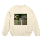 おもち屋さんの鉄棒で背面跳びするねこ Crew Neck Sweatshirt