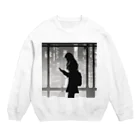 しるえっとのスマホを操作するエモーショナルな雰囲気の女性 Crew Neck Sweatshirt