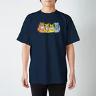 こぐまノートのグッズやさん(ミナックル)のガチャガチャを目にあてるクマたち スタンダードTシャツ