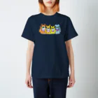 こぐまノートのグッズやさん(ミナックル)のガチャガチャを目にあてるクマたち Regular Fit T-Shirt