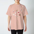 SOMALY【SUZURI店】の動物たちと赤いフルーツ Regular Fit T-Shirt