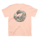 猫のきぬくんのお店のお花のリースとにゃんこ Regular Fit T-Shirtの裏面