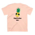 ストリートファッションはEighTwOne-821-(えいとぅーわん はちにーいち)のパイナップルマン🍍 Regular Fit T-Shirtの裏面