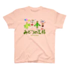 どーなるの【みどりの王様】のディスリ　スタジオ　ジャパンの３人とコボウシインコの緑 Regular Fit T-Shirt