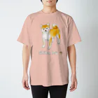 Shiba Inu Streetのちょっと照れている柴犬 スタンダードTシャツ