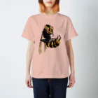 suzuko.momoyamaのオオスズメバチの新女王 Regular Fit T-Shirt