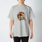 Futakawa Mayuのグッズショップのサーフィン　犬　ブラウン Regular Fit T-Shirt