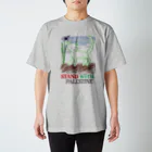 鸚哥ノ館の共に立つ猫 Regular Fit T-Shirt
