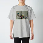 若旦那教本部及びスクウ寄宿舎のスクウ寄宿舎 Regular Fit T-Shirt