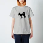 もけけ工房 SUZURI店の黒い犬と棒 スタンダードTシャツ