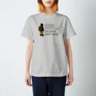 キッズモード某のリュック少年(カーキロゴ) Regular Fit T-Shirt