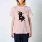 oyuri-sanのモノクロのユリ Regular Fit T-Shirt