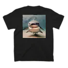 まな九郎ショップの可愛いサメ Regular Fit T-Shirtの裏面