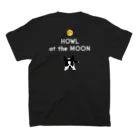 コチ(ボストンテリア)のバックプリント:ボストンテリア(HOWL at the MOON ロゴ)[v2.8k] スタンダードTシャツの裏面