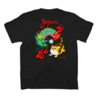 クサカイ商店のスカジャン風 どらちゃん 龍虎×福 Regular Fit T-Shirtの裏面