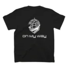 On My Way_JAPAN Official StoreのモノクロロゴTシャツ　ブラック（両面） Regular Fit T-Shirtの裏面