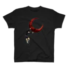 さとルーヌスの月を投げる黒い少年（白ライン） スタンダードTシャツ