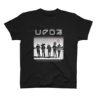 UFO社（Tシャツデザイン課）の謎の5人、背後にUFO。 Regular Fit T-Shirt