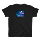 RetroRevive Treasuresの月とネオンの海辺 スタンダードTシャツ