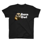 動物専門グッズ店 Global Buzz wordsのメンフクロウ ホワイトフォントグッズ Regular Fit T-Shirt