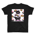 なまけものとみんなの太っちょ黒猫パティシエ Regular Fit T-Shirt