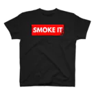 THE SMOKING AREAの君がいないと始まらない（RED） Regular Fit T-Shirt