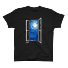 窓枠のお店の窓枠から見る月 スタンダードTシャツ