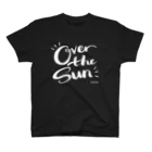 TBSラジオ『ジェーン・スーと堀井美香の「OVER THE SUN」』グッズのOVER THE SUN_Tシャツ(黒) Regular Fit T-Shirt