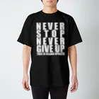 サッカーショップ蹴球堂の【OTONA REAL】NEVER STOP NEVER GIVE UP Tシャツ（OSAKA SPIRITS Ver.） Regular Fit T-Shirt