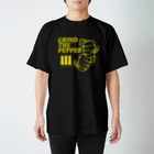 オノマトピアのペッパーミル・パフォーマンス(GRIND THE PEPPER)胡椒挽き・文字イエロー Regular Fit T-Shirt